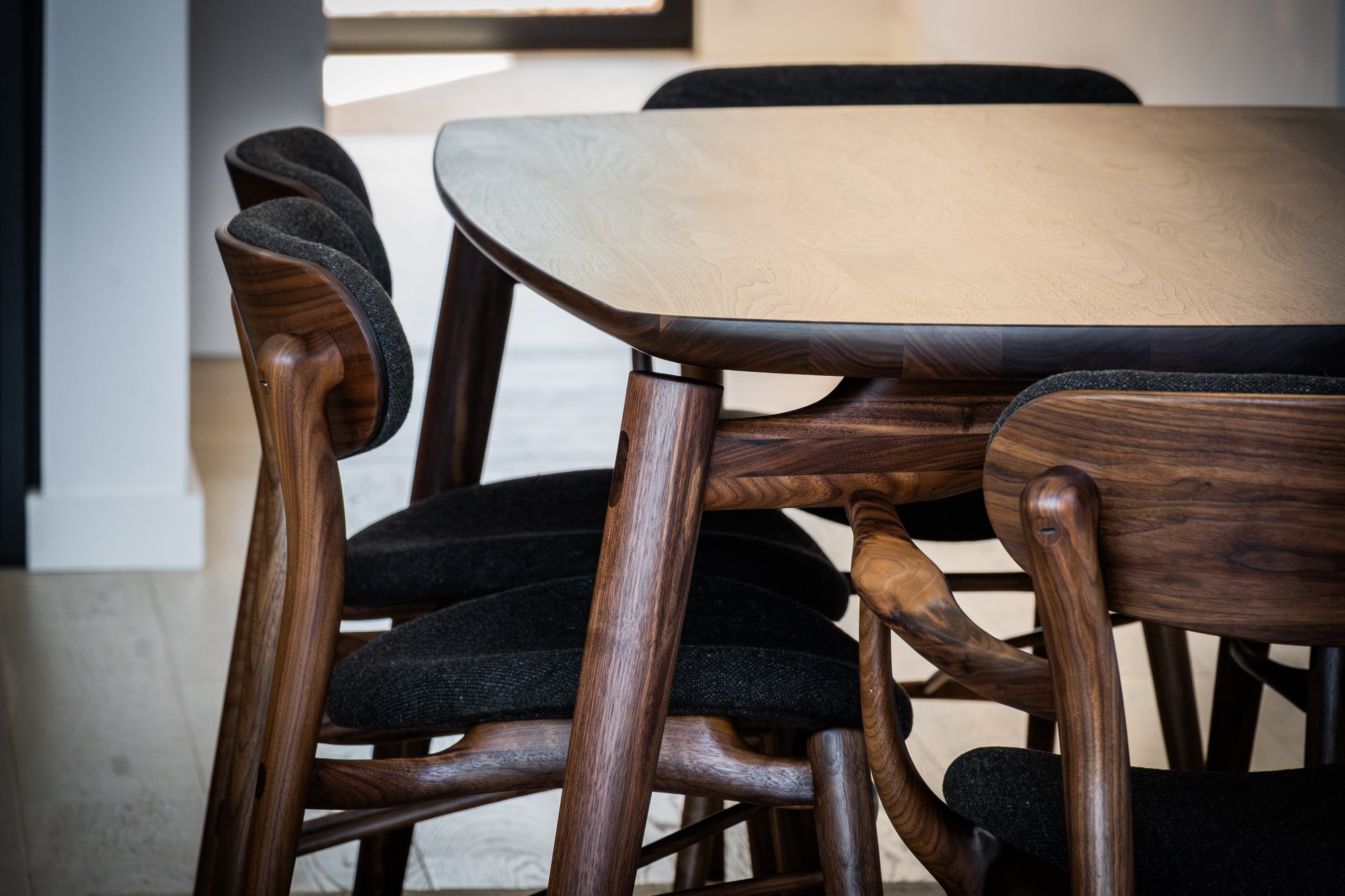 Fjoon Dining Table
